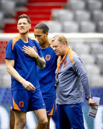 MUNICH - Wout Weghorst, Virgil van Dijk and national coach Ronald Koeman during the MD-1 training session of the Dutch national team, Nationalteam in the Munich Football Arena on July 1, 2024 in Munich, Germany. The Dutch national team is preparing for the eighth finals at the European Football Championship in Germany against Romania. ANP KOEN VAN WEEL UEFA EURO, EM, Europameisterschaft,Fussball 2024 Germany 2024 xVIxANPxSportx xxANPxIVx 502538240 originalFilename: 502538240.jpg