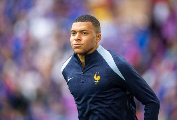 Football, men, season 2023 24, Euro 2024 round of 16 in Düsseldorf, France Belgium, Kylian Mbappe France warming up, 01 07 2024, Copyright: xSebastianxRäppold MatthiasxKochx
