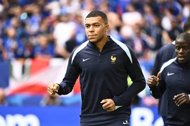 240701 EURO2024 FRANCE VS BELGIUM Kylian Mbappe (10) of France pictured before a soccer game between the national teams of France, called les Bleus and Belgium, called the Red Devils in a round of 16 knock out game of the UEFA EURO, EM, Europameisterschaft,Fussball 2024 tournament , on Monday 1 July 2024 in Dusseldorf , Germany . photo isosport Maarten Straetemans Dusseldorf GERMANY  Copyright: xx 471384