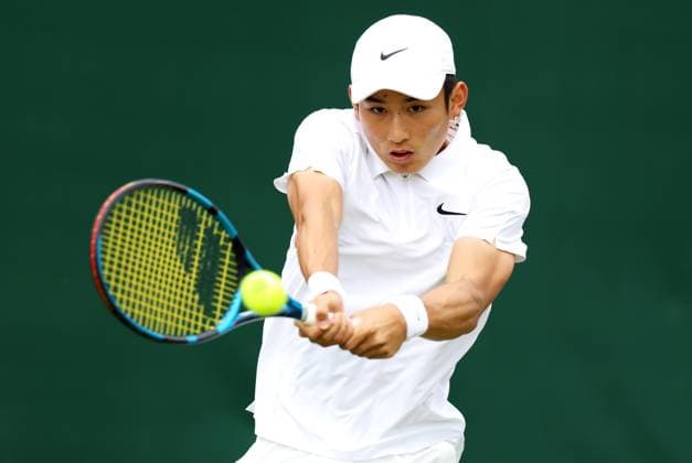 (240701) -- LONDON, July 1, 2024 -- Shang Juncheng hits a return during the men s singles first round match between Shang Juncheng of China and Cristian Garin of Chile at Wimbledon tennis Championship in London, Britain, on July 1, 2024. ) (SP)BRITAIN-LONDON-TENNIS-WIMBLEDON-DAY 1 LixYing 