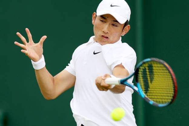 (240701) -- LONDON, July 1, 2024 -- Shang Juncheng hits a return during the men s singles first round match between Shang Juncheng of China and Cristian Garin of Chile at Wimbledon tennis Championship in London, Britain, on July 1, 2024. ) (SP)BRITAIN-LONDON-TENNIS-WIMBLEDON-DAY 1 LixYing 