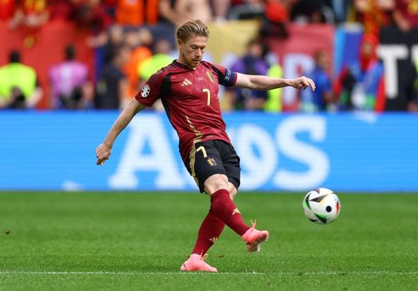 Kevin De Bruyne of Belgium passes the ball France v Belgium, UEFA European Championship, EM, Europameisterschaft 2024, Round of 16, Football, Dusseldorf Arena, Dusseldorf, Germany - 01 Jul 2024 EDITORIAL USE ONLY No use with unauthorised audio, video, data, fixture lists, club league logos or live services. Online in-match use limited to 120 images, no video emulation. No use in betting, games or single club league player publications. Copyright: xKieranxMcManus Shutterstockx 14566634ak