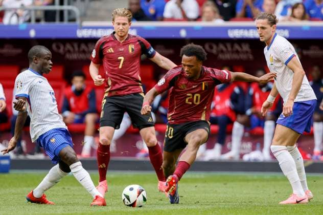 France v Belgium: Round of 16 - UEFA EURO, EM, Europameisterschaft,Fussball 2024 Ngolo Kante of France and Lois Openda of Belgium challenge during the UEFA EURO 2024 round of 16 match between France and Belgium at Düsseldorf Arena on July 1, 2024 in Dusseldorf, Germany. Düsseldorf Düsseldorf Arena Germany Germany Copyright: xRichardxSellers Sportsphoto APLx 14043477