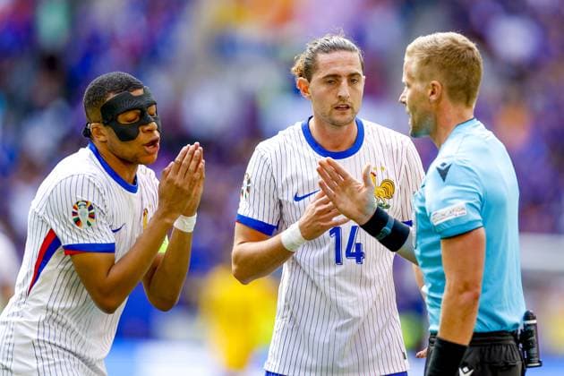 DUSSELDORF, Dusseldorf Arena ,01-07-2024 , European Football Championship Euro2024, round of 16 match no.42 between France and Belgium, France player Kylian Mbappe and Referee Glenn Nyberg France - Belgium (Euro2024)  x25653560x Copyright: