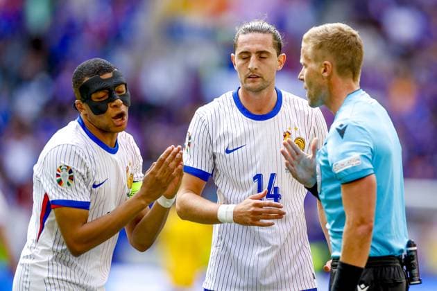 DUSSELDORF, Dusseldorf Arena ,01-07-2024 , European Football Championship Euro2024, round of 16 match no.42 between France and Belgium, France player Kylian Mbappe and Referee Glenn Nyberg France - Belgium (Euro2024)  x25653565x Copyright:
