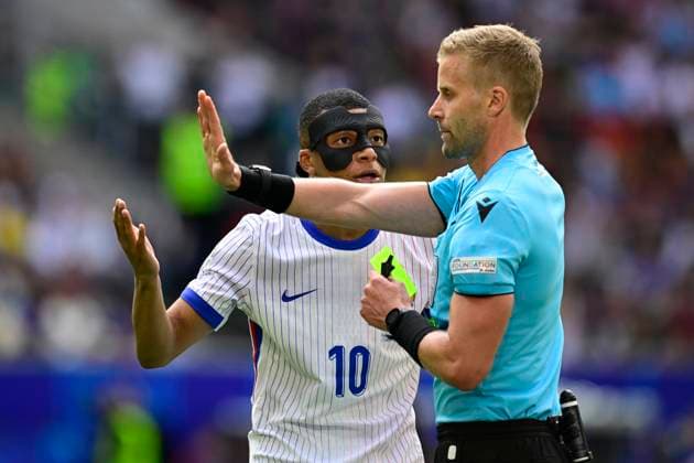 France v Belgium Round of 16 - UEFA EURO, EM, Europameisterschaft,Fussball 2024 DUSSELDORF, GERMANY - JULY 01 : Kylian Mbappe forward of France and referee Glenn Nyberg (SWE) during the UEFA EURO 2024 European Football Championship tournament round of 16 match between France and Belgium at Dusseldorf Arena on July 1, 2024 in Dusseldorf, Germany, 01 07 2024 Dusseldorf Germany  Copyright: xPeterxDexVoechtx