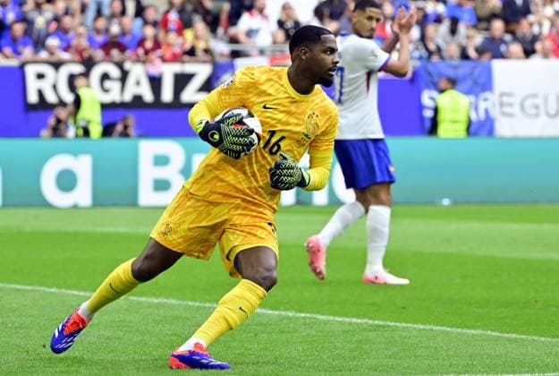 France s goalkeeper Mike Maignan pictured in action during a soccer game between France and Belgian national soccer team Red Devils, Monday 01 July 2024 in Dusseldorf, Germany, the Round of 16 game in the UEFA EURO, EM, Europameisterschaft,Fussball 2024 European championships. BRUNOxFAHY  x95642199x