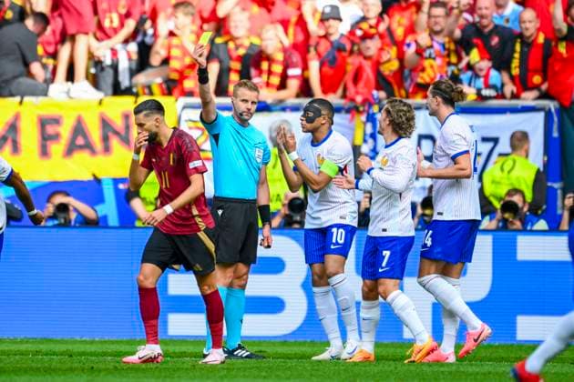 France v Belgium Round of 16 - UEFA EURO, EM, Europameisterschaft,Fussball 2024 DUSSELDORF, GERMANY - JULY 01 : referee Glenn Nyberg (SWE) giving a yellow card during the UEFA EURO 2024 European Football Championship tournament round of 16 match between France and Belgium at Dusseldorf Arena on July 1, 2024 in Dusseldorf, Germany, 01 07 2024 Dusseldorf Germany  Copyright: xVincentxKalutx