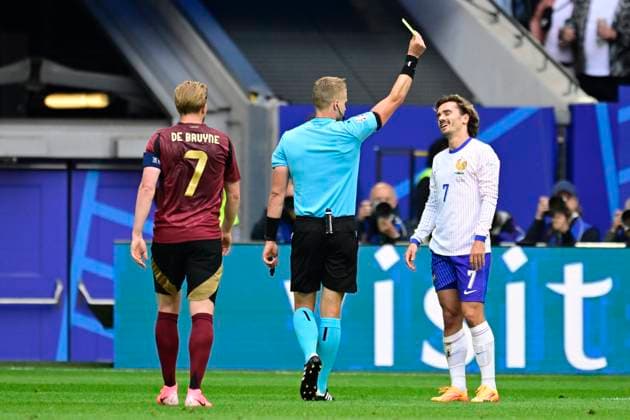 France v Belgium Round of 16 - UEFA EURO, EM, Europameisterschaft,Fussball 2024 DUSSELDORF, GERMANY - JULY 01 : Antoine Griezmann midfielder of France receives a yellow card from referee Glenn Nyberg (SWE) during the UEFA EURO 2024 European Football Championship tournament round of 16 match between France and Belgium at Dusseldorf Arena on July 1, 2024 in Dusseldorf, Germany, 01 07 2024 Dusseldorf Germany  Copyright: xPeterxDexVoechtx