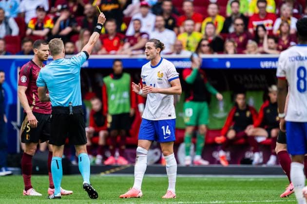 240701 Referee Glenn Nyberg gives Adrien Rabiot of France a warning during the UEFA Euro 2024 Football Championship round of 16 match between France and Belgium on July 1, 2024 in Dusseldorf Photo Mathias Bergeld BILDBYRAN kod MB MB0941 fotboll football soccer fotballs em europamästerskap em uefa euro uefa european football championship euro 2024 frankrike france belgien belgium bbeng round of 16 attondelsfinal  Copyright: MATHIASxBERGELD BB240701MB023