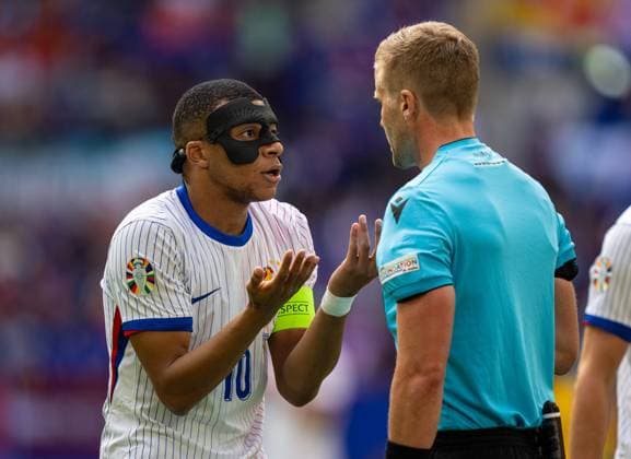 Football - UEFA EURO, EM, Europameisterschaft,Fussball 2024 - Round of 16 - France v Belgium DÜSSELDORF, GERMANY - Monday, July 1, 2024: France s captain Kylian MbappÃ , wearing a protective face mask, during the UEFA Euro 2024 Round of 16 match between France and Belgium at the Düsseldorf Arena. (Photo by David Rawcliffe Propaganda) DÜSSELDORF Düsseldorf Arena NORTH RHINE-WESTPHALIA GERMANY  Copyright: xDavidxRawcliffex P2024-07-01-France_Belgium-24