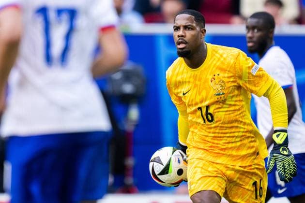 240701 Goalkeeper Mike Maignan of France during the UEFA Euro 2024 Football Championship round of 16 match between France and Belgium on July 1, 2024 in Dusseldorf Photo Mathias Bergeld BILDBYRAN code MB MB0941 fotboll football soccer fotballs em europamästerskap em uefa euro uefa european football championship euro 2024 frankrike france belgien belgium bbeng round of 16 attondelsfinal  Copyright: MATHIASxBERGELD BB240701MB024
