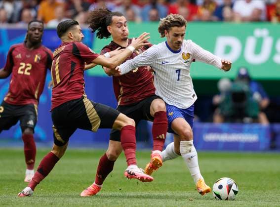 France v Belgium: Round of 16 - UEFA EURO, EM, Europameisterschaft,Fussball 2024 Yannick Ferreira Carrasco and Arthur Theate of Belgium and Antoine Griezmann challenge during the UEFA EURO 2024 round of 16 match between France and Belgium at Düsseldorf Arena on July 1, 2024 in Dusseldorf, Germany. Düsseldorf Düsseldorf Arena Germany Germany Copyright: xRichardxSellers Sportsphoto APLx 14043482