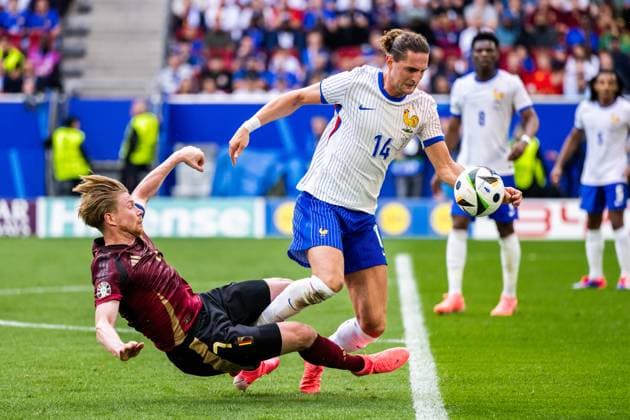 240701 Kevin De Bruyne of Belgium and Adrien Rabiot of France during the UEFA Euro 2024 Football Championship round of 16 match between France and Belgium on July 1, 2024 in Dusseldorf Photo Mathias Bergeld BILDBYRAN kod MB MB0941 fotboll football soccer fotballs em europamästerskap em uefa euro uefa european football championship euro 2024 frankrike france belgien belgium bbeng round of 16 attondelsfinal  Copyright: MATHIASxBERGELD BB240701MB035