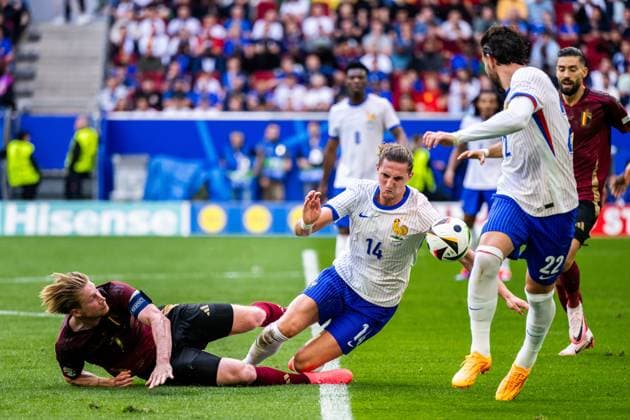 240701 Kevin De Bruyne of Belgium and Adrien Rabiot of France during the UEFA Euro 2024 Football Championship round of 16 match between France and Belgium on July 1, 2024 in Dusseldorf Photo Mathias Bergeld BILDBYRAN kod MB MB0941 fotboll football soccer fotballs em europamästerskap em uefa euro uefa european football championship euro 2024 frankrike france belgien belgium bbeng round of 16 attondelsfinal  Copyright: MATHIASxBERGELD BB240701MB037