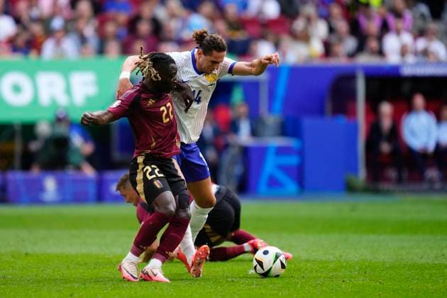 France v Belgium: Round of 16 - UEFA EURO, EM, Europameisterschaft,Fussball 2024 Adrien Rabiot central midfield of France and Juventus FC and Jeremy Doku left winger of Belgium and Manchester Citycompete for the ball during the UEFA EURO 2024 round of 16 match between France and Belgium at Düsseldorf Arena on July 1, 2024 in Dusseldorf, Germany. Dusseldorf Germany  Copyright: xJosexBretonx originalFilename:bretonhernandez-francevb240701_npI33.jpg