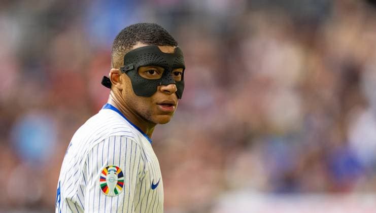Football - UEFA EURO, EM, Europameisterschaft,Fussball 2024 - Round of 16 - France v Belgium DÜSSELDORF, GERMANY - Monday, July 1, 2024: France s captain Kylian MbappÃ , wearing a protective face mask, during the UEFA Euro 2024 Round of 16 match between France and Belgium at the Düsseldorf Arena. (Photo by David Rawcliffe Propaganda) DÜSSELDORF Düsseldorf Arena NORTH RHINE-WESTPHALIA GERMANY  Copyright: xDavidxRawcliffex P2024-07-01-France_Belgium-29