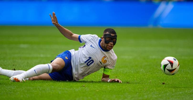 Football - UEFA EURO, EM, Europameisterschaft,Fussball 2024 - Round of 16 - France v Belgium DÜSSELDORF, GERMANY - Monday, July 1, 2024: France s captain Kylian MbappÃ , wearing a protective face mask, during the UEFA Euro 2024 Round of 16 match between France and Belgium at the Düsseldorf Arena. (Photo by David Rawcliffe Propaganda) DÜSSELDORF Düsseldorf Arena NORTH RHINE-WESTPHALIA GERMANY  Copyright: xDavidxRawcliffex P2024-07-01-France_Belgium-40