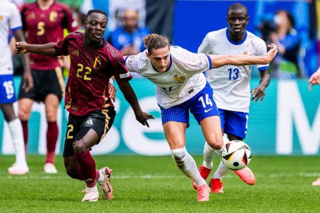 240701 Jeremy Doku of Belgium and Adrien Rabiot of France during the UEFA Euro 2024 Football Championship round of 16 match between France and Belgium on July 1, 2024 in Dusseldorf Photo Mathias Bergeld BILDBYRAN code MB MB0941 fotboll football soccer fotballs em europamästerskap em uefa euro uefa european football championship euro 2024 frankrike france belgien belgium bbeng round of 16 attondelsfinal  Copyright: MATHIASxBERGELD BB240701MB038