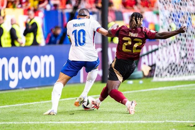 GER, Euro 2024, Round of sixteen, France FRA vs Belgium BEL 01 07 2024, MERKUR SPIEL ARENA Düsseldorf , Düsseldorf, GER, Euro 2024, Round of sixteen, France FRA vs Belgium BEL In the picture duel between Kylian Mbappà Mbappe France France FRA, 10 and Jeremy Doku Belgium BEL, 22 nordphotoxGmbHxx xChristianxSchulze nph000300