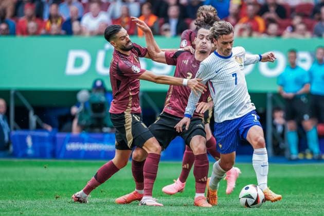 EURO 2024 - Round of 16: France vs. Belgium It takes both Yannick Carrasco and Arthur Theate to stop Antoine Griezmann during the EURO 2024 Round of 16 match between France and Belgium on 01 July 2024, at Duesseldorf Arena, in Duesseldorf, Germany Duesseldorf Duesseldorf Arena Germany Copyright: xAlexandraxFechetex DSC01592