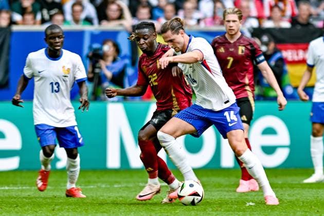 v li in duel Jeremy Doku 22 Belgium Adrien Rabiot 14 France 01 07 2024 European Football Championship in Germany France vs Belgium, Merkur Spiel Arena, Duesseldorf, NRW Germany Copyright: xpepphotox xHorstxMauelshagenx pep00321, pep_20240701_hm
