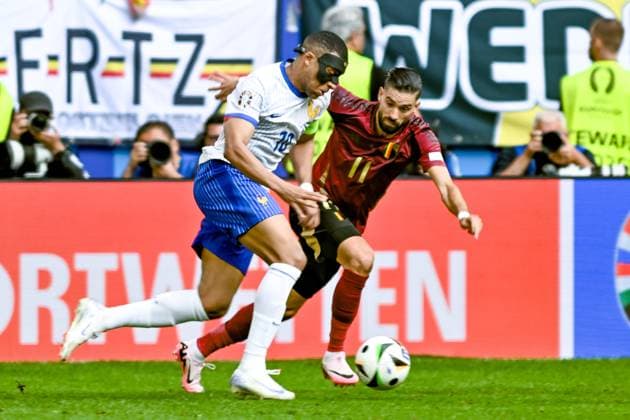 from left in duel Kylian Mbappe 10 France Yannick Ferreira Carrasco 11 Belgium 01 07 2024 European Football Championship in Germany France vs Belgium, Merkur Spiel Arena, Duesseldorf, NRW Germany Copyright: xpepphotox xHorstxMauelshagenx pep00321, pep_20240701_hm