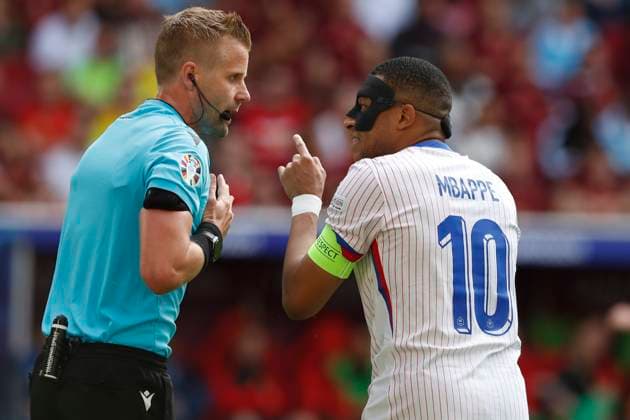 France v Belgium UEFA EURO, EM, Europameisterschaft,Fussball 2024 Round of 16 Referee Glenn Nyberg has words with Kylian MbappÃ of France during the UEFA Euro 2024 Round of 16 match between France and Belgium at Merkur Spiel-Arena, Düsseldorf UK Newspapers OUT Copyright: xPaulxChestertonx FIL-20313-0031