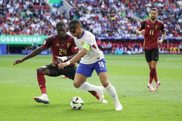 Germany - UEFA EURO, EM, Europameisterschaft,Fussball 2024 - France vs Belgium - 01 07 2024 GERMANY, DUSSELDORF, JULY 01. Kylian Mbappe of France duels for the ball with Amadou Onana of Belgium during the UEFA EURO 2024 round of 16 match between France and Belgium. On July 01, 2024 at Dusseldorf Arena in Dusseldorf, Germany. Photo by Manuel Blondeau AOP.Press Dusseldorf Dusseldorf Arena Germany Copyright: x ManuelxBlondeau AOP.Pressx AOP20240701 0003