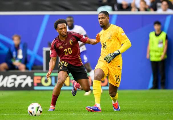 v l Lois OPENDA BEL , goalkeeper Mike MAIGNAN FRA ACTION, duel, round of 16, match M42, France FRA Belgium BEL , on 01 07 2024 in Duesseldorf Germany European Football Championship 2024 from 14 06 14 07 2024 in Germany Â
