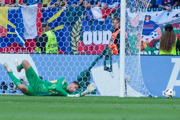 UEFA EURO 2024 France Belgium 01 07 2024 Koen Casteels Belgium, 1 save UEFA EURO 2024 Round of 16 France Belgium Düsseldorf Arena, Düsseldorf on 01 07 2024 Copyright: xBEAUTIFULxSPORTS Meuselx