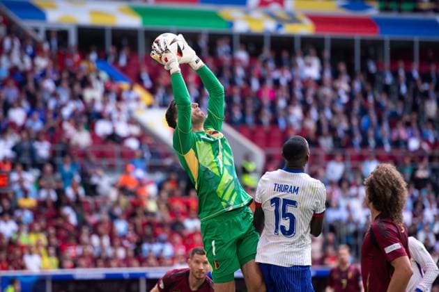 Koen Casteels Belgium, 01 in duel with Marcus Thuram France, 15 , GER, France FRA vs Belgium BEL , European Football Championship, UEFA EURO 2024, Round of 16, 01 07 2024 GER, France FRA vs Belgium BEL , European Football Championship, UEFA EURO 2024, Round of 16, 01 07 2024 Duesseldorf Copyright: xEibner-Pressefoto Memmlerx EP_MMR