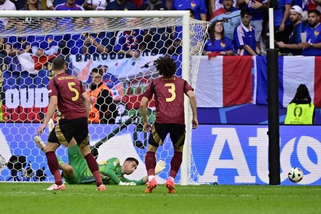 Belgium s Jan Vertonghen, Belgium s goalkeeper Koen Casteels and Belgium s Arthur Theate pictured during a soccer game between France and Belgian national soccer team Red Devils, Monday 01 July 2024 in Dusseldorf, Germany, the Round of 16 game in the UEFA EURO, EM, Europameisterschaft,Fussball 2024 European championships. DIRKxWAEM  x95646447x