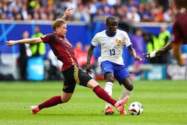 Frankreich gegen Belgien 1. Juli 2024, Düsseldorf UEFA EURO Achtelfinale Frankreich gegen Belgien Kevin De Bruyne (Belgien) greift Ngolo Kante (Frankreich) an Foto Charlotte Wilson Abseits Düsseldorf Deutschland  Copyright: xCharlottexWilsonx xOffsidexOffside