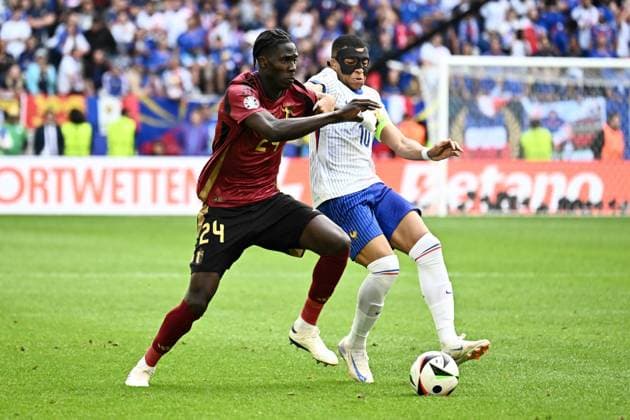 240701 EURO2024 FRANCE VS BELGIUM Amadou Onana (24) of Belgium battles for the ball with Kylian Mbappe (10) of France during a soccer game between the national teams of France, called les Bleus and Belgium, called the Red Devils in a round of 16 knock out game of the UEFA EURO, EM, Europameisterschaft,Fussball 2024 tournament , on Monday 1 July 2024 in Dusseldorf , Germany . photo isosport Maarten Straetemans Dusseldorf GERMANY  Copyright: xx 471591