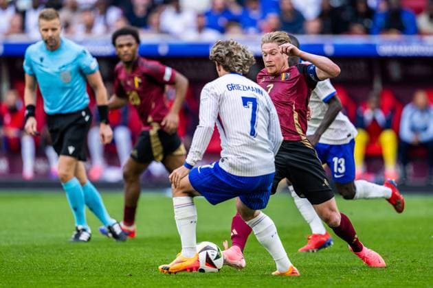 240701 Kevin De Bruyne of Belgium during the UEFA Euro 2024 Football Championship round of 16 match between France and Belgium on July 1, 2024 in Dusseldorf Photo Mathias Bergeld BILDBYRAN kod MB MB0941 fotboll football soccer fotballs em europamästerskap em uefa euro uefa european football championship euro 2024 frankrike france belgien belgium bbeng round of 16 attondelsfinal  Copyright: MATHIASxBERGELD BB240701MB051