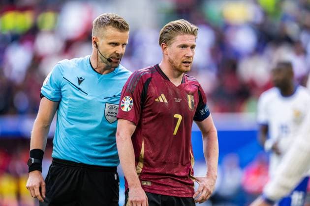 240701 Referee Glenn Nyberg and Kevin De Bruyne of Belgium during the UEFA Euro 2024 Football Championship round of 16 match between France and Belgium on July 1, 2024 in Dusseldorf Photo Mathias Bergeld BILDBYRAN kod MB MB0941 fotboll football soccer fotballs em europamästerskap em uefa euro uefa european football championship euro 2024 frankrike france belgien belgium bbeng round of 16 attondelsfinal  Copyright: MATHIASxBERGELD BB240701MB053
