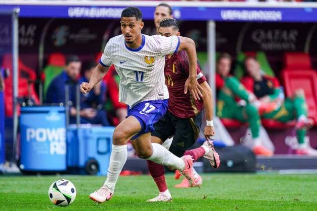 2024-07-01 France v Belgium - Round of 16 - UEFA EURO, EM, Europameisterschaft,Fussball 2024 DUSSELDORF, GERMANY - JULY 1: William Saliba of France runs with the ball, Yannick Carrasco of Belgium running for the ball during the Round of 16 - UEFA EURO 2024 match between France and Belgium at Dusseldorf Arena on July 1, 2024 in Dusseldorf, Germany. (Photo by Joris Verwijst BSR Agency) Dusseldorf Germany Content not available for redistribution in The Netherlands directly or indirectly through any third parties. Copyright: xBSRxAgencyx