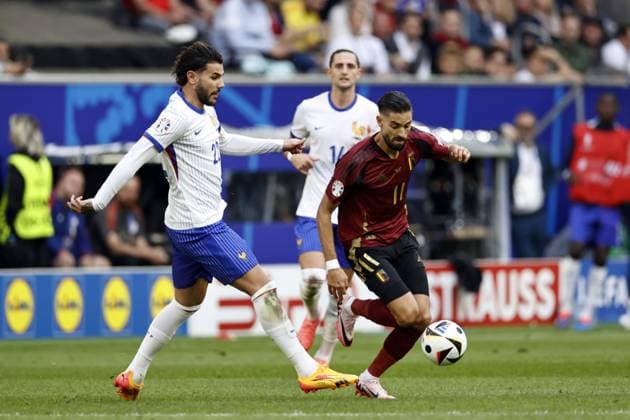 DUSSELDORF - (l-r) Theo Hernandez of France, Yannick Carrasco of Belgium during the UEFA EURO, EM, Europameisterschaft,Fussball 2024 round of 16 match between France and Belgium at the Dusseldorf Arena on July 1, 2024 in Dusseldorf, Germany. ANP Hollandse Hoogte MAURICE VAN STEEN UEFA EURO 2024 2024 xVIxANPxSportx xVanxSteenxFotografiexIVx 502548817 originalFilename: 502548817.jpg