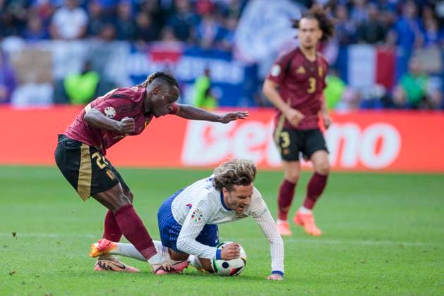 UEFA EURO 2024 France Belgium 01 07 2024 Jeremy Doku Belgium, 22 in duel with Antoine Griezmann France, 7 UEFA EURO 2024 Round of 16 France Belgium Düsseldorf Arena, Düsseldorf on 01 07 2024 Copyright: xBEAUTIFULxSPORTS Meuselx