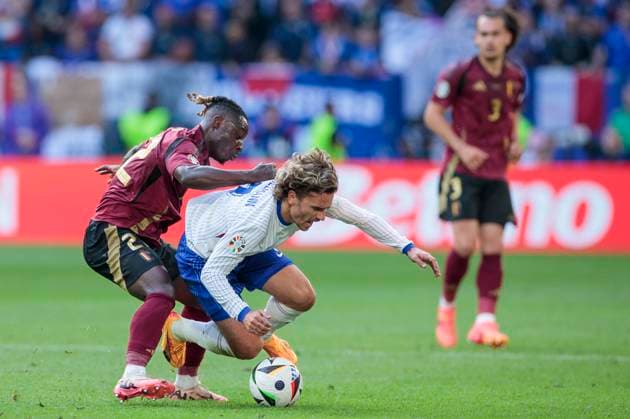 UEFA EURO 2024 France Belgium 01 07 2024 Jeremy Doku Belgium, 22 in duel with Antoine Griezmann France, 7 UEFA EURO 2024 Round of 16 France Belgium Düsseldorf Arena, Düsseldorf on 01 07 2024 Copyright: xBEAUTIFULxSPORTS Meuselx