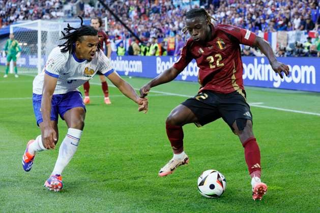 France v Belgium: Round of 16 - UEFA EURO, EM, Europameisterschaft,Fussball 2024 Jules Kounde of France and Jeremy Doku of Belgium challenge during the UEFA EURO 2024 round of 16 match between France and Belgium at Düsseldorf Arena on July 1, 2024 in Dusseldorf, Germany. Düsseldorf Düsseldorf Arena Germany Germany Copyright: xRichardxSellers Sportsphoto APLx 14043489