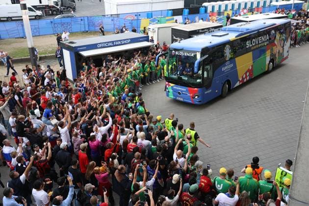 The Slovenia team bus arrives Portugal v Slovenia, UEFA European Championship, EM, Europameisterschaft 2024, Round of 16, Football, Frankfurt Arena, Frankfurt, Germany - 01 Jul 2024 EDITORIAL USE ONLY No use with unauthorised audio, video, data, fixture lists, club league logos or live services. Online in-match use limited to 120 images, no video emulation. No use in betting, games or single club league player publications. Copyright: xMichaelxZemanek Shutterstockx 14566640c