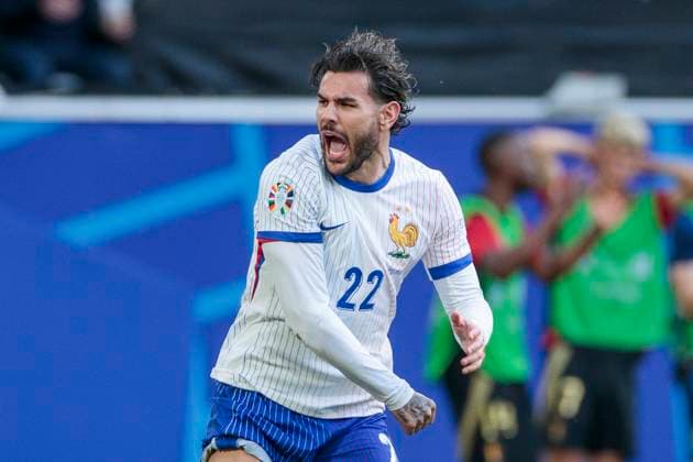 UEFA EURO 2024 France Belgium 01 07 2024 Theo Hernandez France, 22 celebrates after his tackle UEFA EURO 2024 Round of 16 France Belgium Düsseldorf Arena, Düsseldorf on 01 07 2024 Copyright: xBEAUTIFULxSPORTS Meuselx