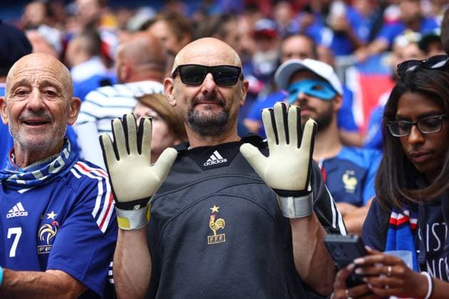 Frankreich gegen Belgien 1. Juli 2024, Düsseldorf UEFA EURO Achtelfinale Frankreich gegen Belgien Ein Fan verkleidet sich als Fabien Barthez Foto Charlotte Wilson Abseits Düsseldorf Deutschland  Copyright: xCharlottexWilsonx xOffsidexOffside