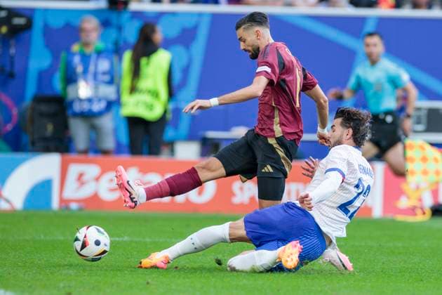 UEFA EURO 2024 France Belgium 01 07 2024 Theo Hernandez France, 22 in duel with Yannick Carrasco Belgium, 11 UEFA EURO 2024 Round of 16 France Belgium Düsseldorf Arena, Düsseldorf on 01 07 2024 Copyright: xBEAUTIFULxSPORTS Meuselx