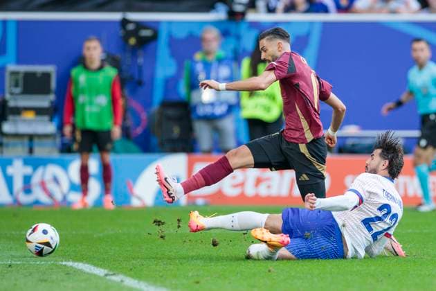 UEFA EURO 2024 France Belgium 01 07 2024 Theo Hernandez France, 22 in duel with Yannick Carrasco Belgium, 11 UEFA EURO 2024 Round of 16 France Belgium Düsseldorf Arena, Düsseldorf on 01 07 2024 Copyright: xBEAUTIFULxSPORTS Meuselx