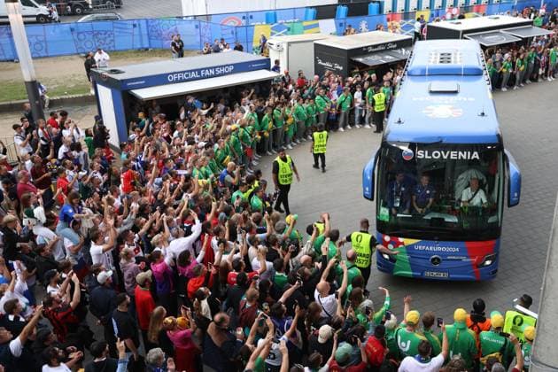 The Slovenia team bus arrives Portugal v Slovenia, UEFA European Championship, EM, Europameisterschaft 2024, Round of 16, Football, Frankfurt Arena, Frankfurt, Germany - 01 Jul 2024 EDITORIAL USE ONLY No use with unauthorised audio, video, data, fixture lists, club league logos or live services. Online in-match use limited to 120 images, no video emulation. No use in betting, games or single club league player publications. Copyright: xMichaelxZemanek Shutterstockx 14566640a