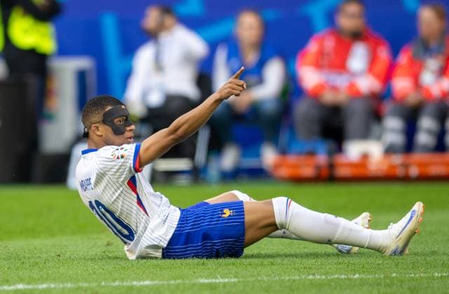 Football, Men, Season 2023 24, Euro 2024 Round of 16 in Düsseldorf, France Belgium, Kylian Mbappe France with mask, , 01 07 2024, Copyright: xSebastianxRäppold MatthiasxKochx