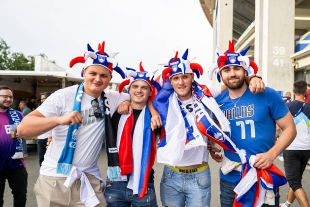 Fan warm up for Portugal v Slovenia, UEFA EURO, EM, Europameisterschaft,Fussball 2024, Frankfurt, Germany Frankfurt, Germany. 01St, July 2024. Football fans of Slovenia arrive at the stadium for the UEFA Euro 2024 round of 16 match between Portugal and the Slovenia at Deutsche Bank Park in Frankfurt. Frankfurt Germany  Copyright: xGonzalesxPhoto FrederikkexJensenx